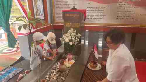 Kunjungi Makam Bu Inggit Ganarsih Di Bandung